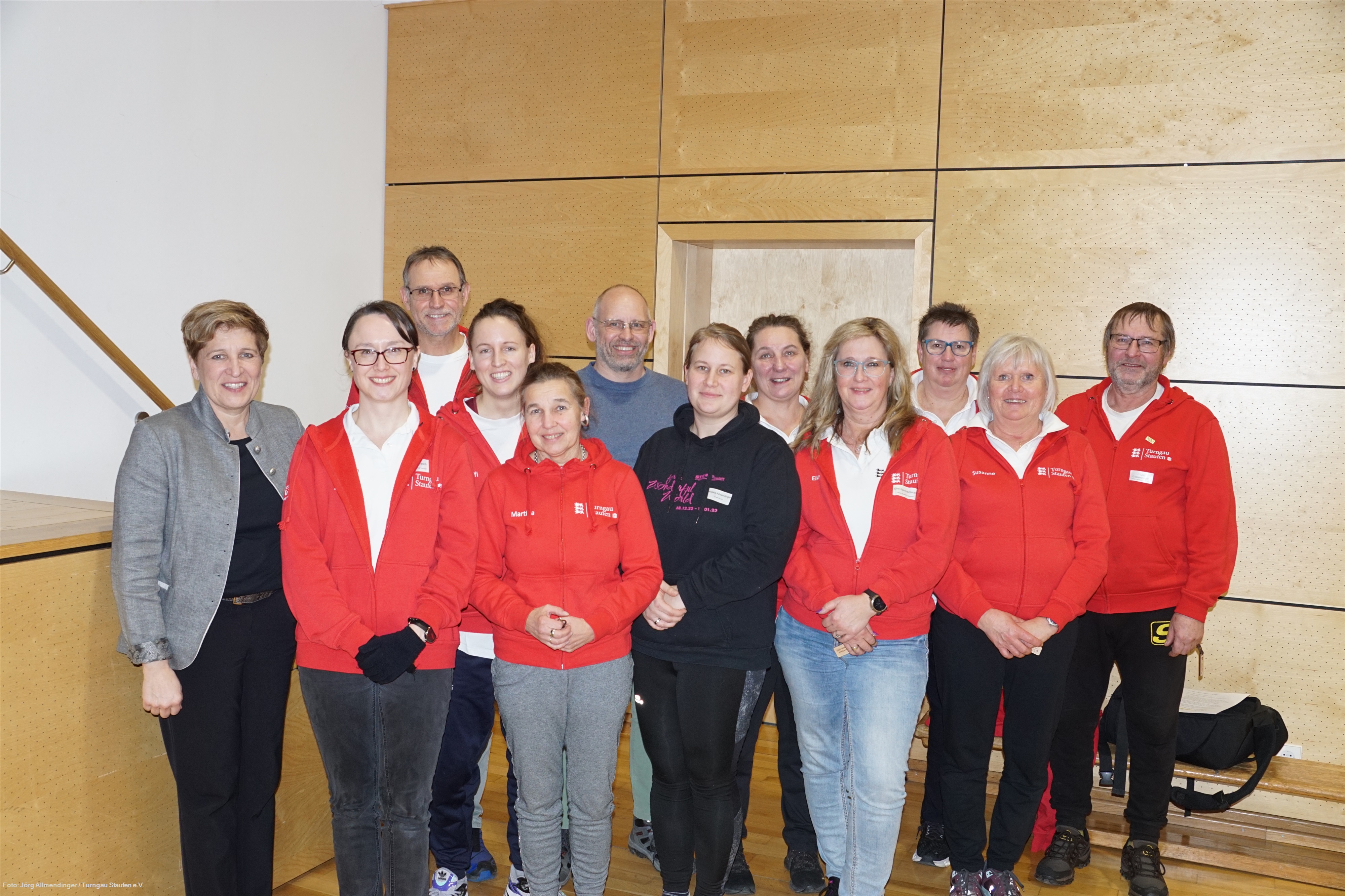 Turngau-Präsididentin Nicole Razavi mit einem Teil des Teams Jugend Turngau-Präsididentin Nicole Razavi mit einem Teil des Teams Jugend